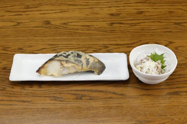 鮭ハラス塩焼・あじなめろう定食（ハーフ＆ハーフ）