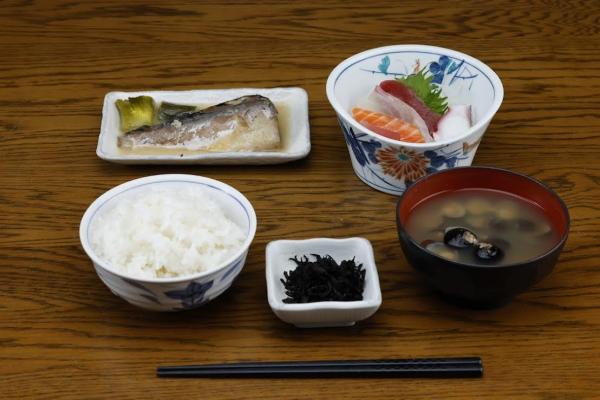 さばみそ煮・刺盛り定食（ハーフ＆ハーフ）
