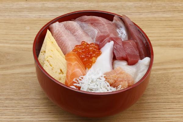 海鮮ちらし丼　2380円（夜の食事のみ）